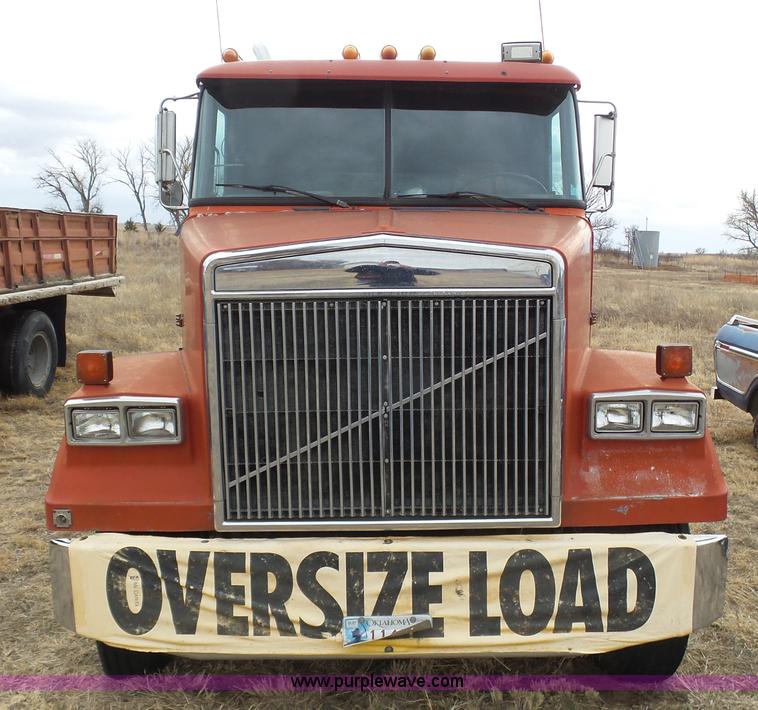 image for item J6216 1986 Volvo White semi truck