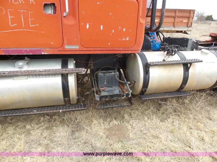 image for item J6216 1986 Volvo White semi truck