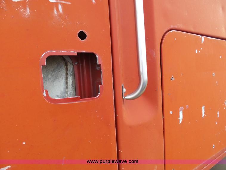 image for item J6216 1986 Volvo White semi truck