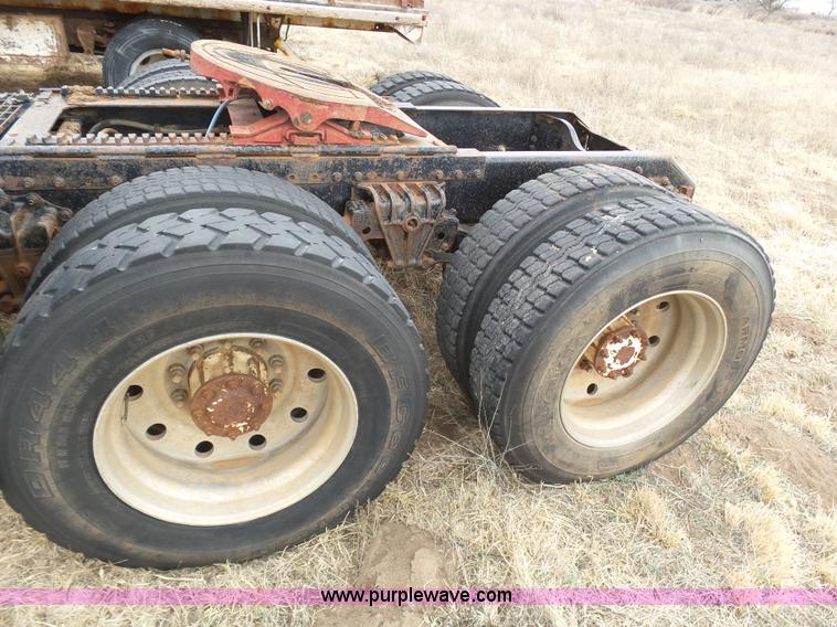 image for item J6216 1986 Volvo White semi truck