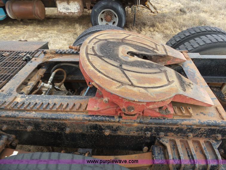 image for item J6216 1986 Volvo White semi truck