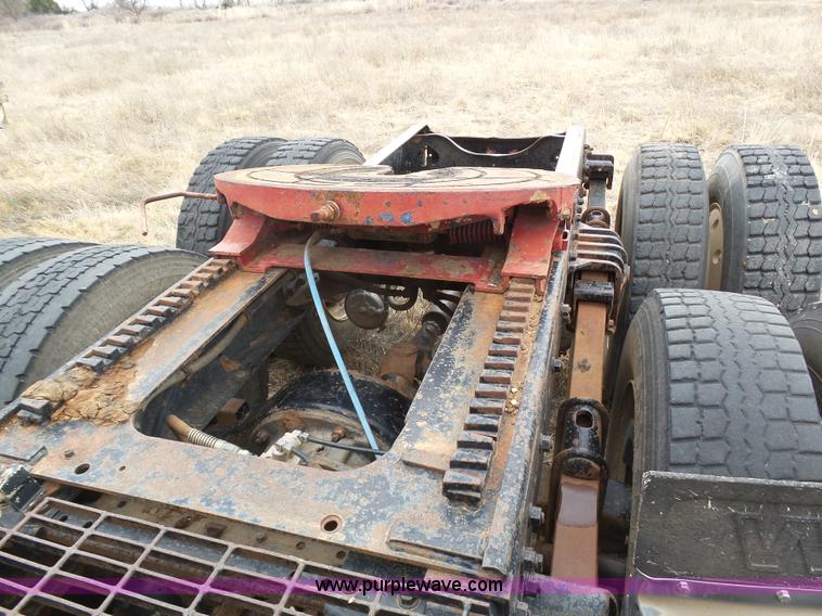 image for item J6216 1986 Volvo White semi truck