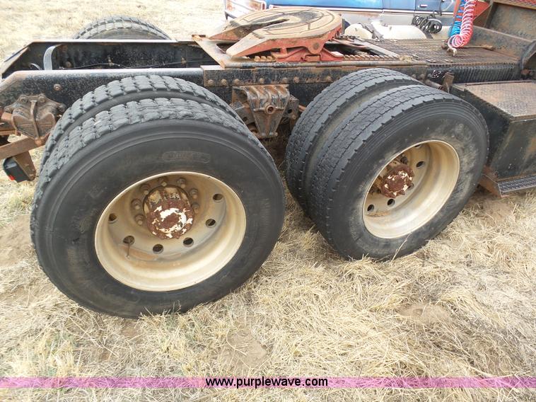 image for item J6216 1986 Volvo White semi truck