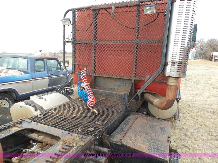 image for item J6216 1986 Volvo White semi truck