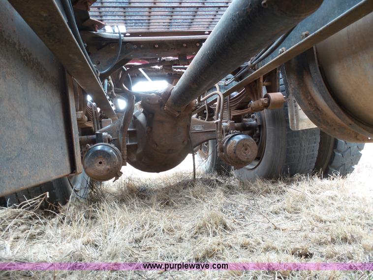 image for item J6216 1986 Volvo White semi truck