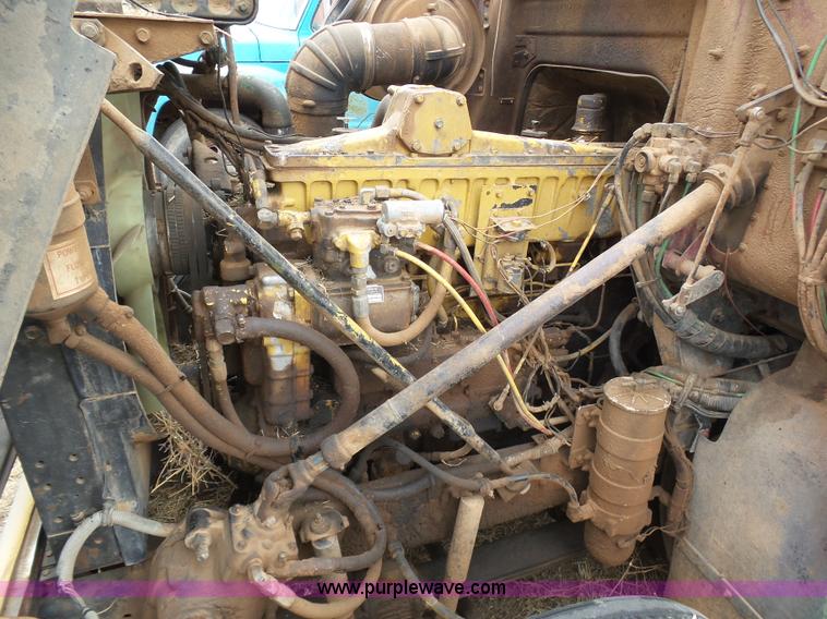 image for item J6216 1986 Volvo White semi truck