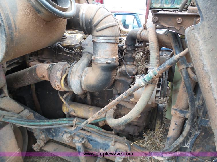 image for item J6216 1986 Volvo White semi truck