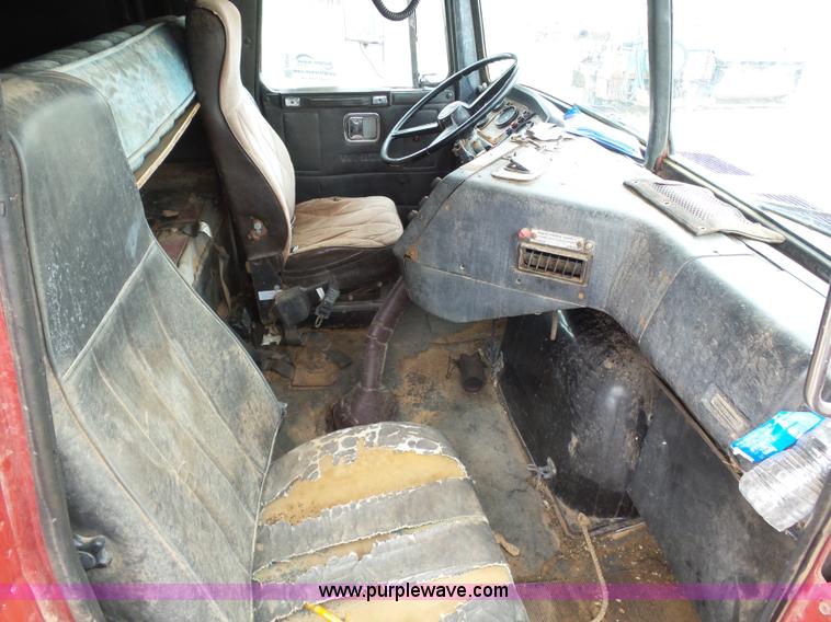 image for item J6216 1986 Volvo White semi truck