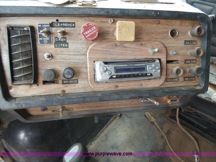 image for item J6216 1986 Volvo White semi truck