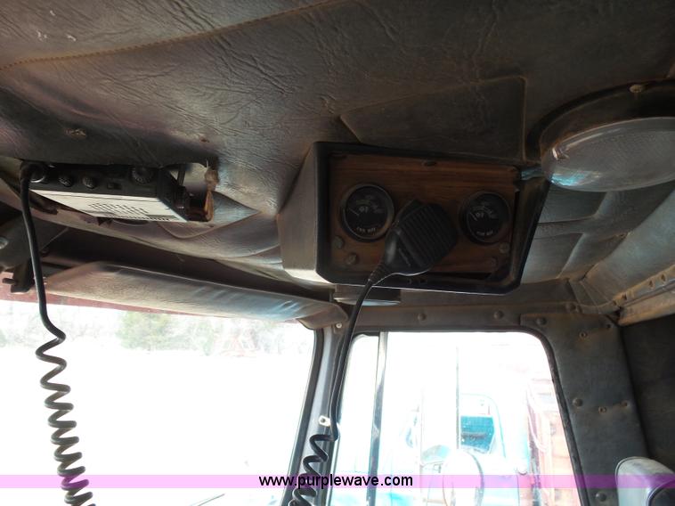 image for item J6216 1986 Volvo White semi truck