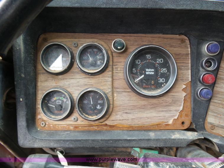 image for item J6216 1986 Volvo White semi truck