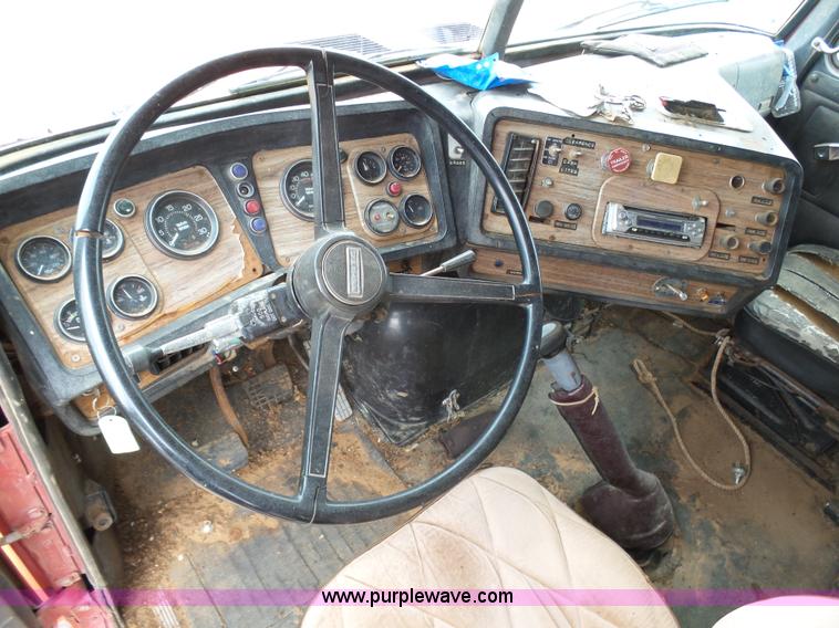 image for item J6216 1986 Volvo White semi truck