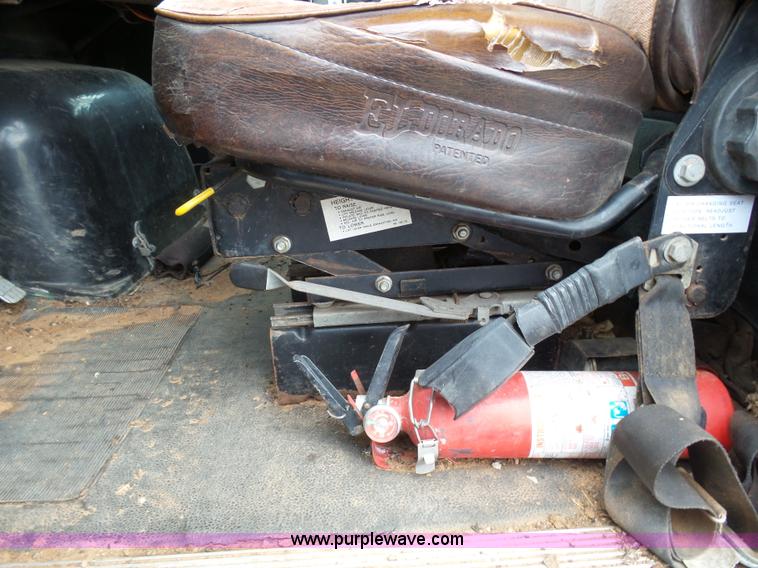 image for item J6216 1986 Volvo White semi truck