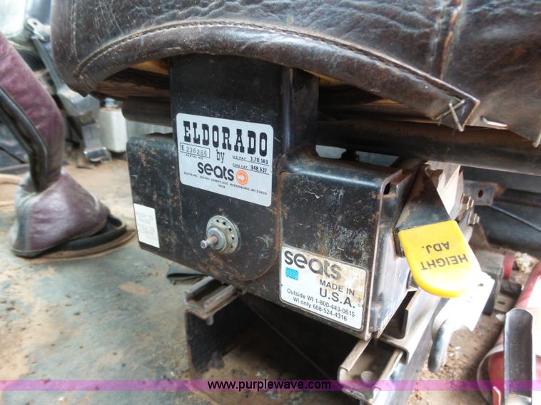 image for item J6216 1986 Volvo White semi truck