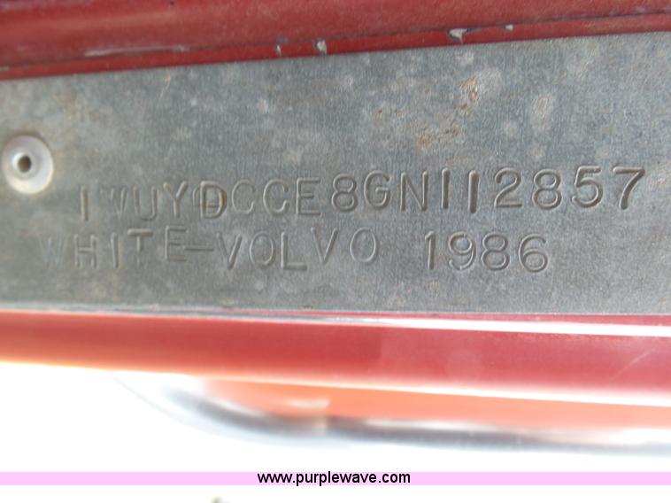 image for item J6216 1986 Volvo White semi truck