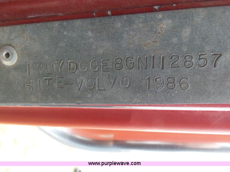 image for item J6216 1986 Volvo White semi truck