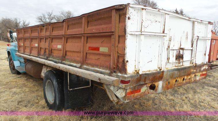 image for item J6217 1970 Ford F600 grain truck