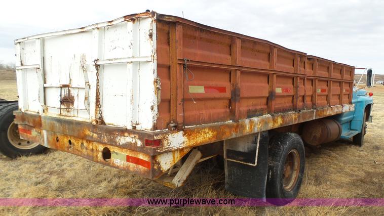 image for item J6217 1970 Ford F600 grain truck