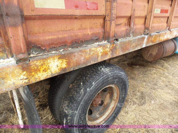 image for item J6217 1970 Ford F600 grain truck