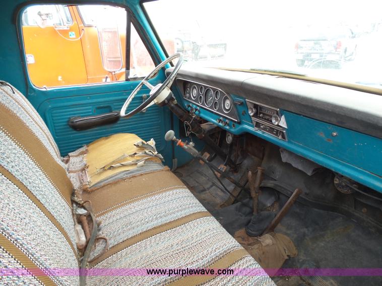 image for item J6217 1970 Ford F600 grain truck