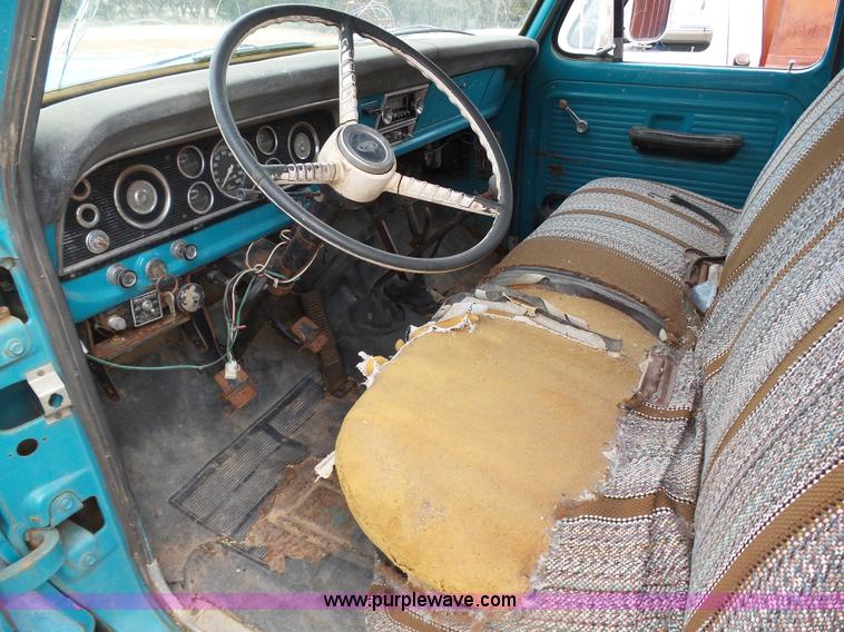 image for item J6217 1970 Ford F600 grain truck