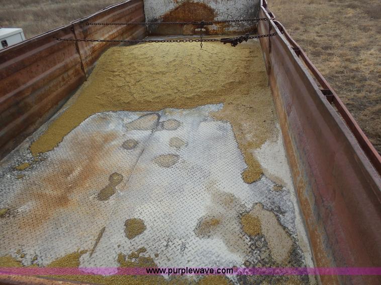 image for item J6217 1970 Ford F600 grain truck