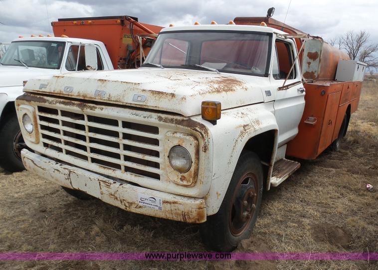 image for item J6218 1975 Ford F600 fuel truck