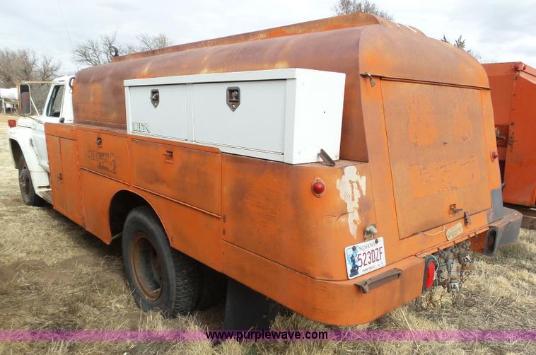 image for item J6218 1975 Ford F600 fuel truck