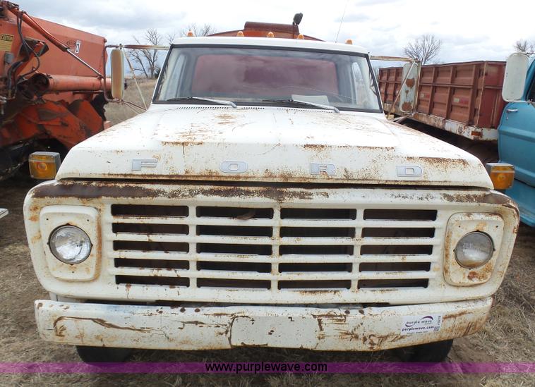 image for item J6218 1975 Ford F600 fuel truck