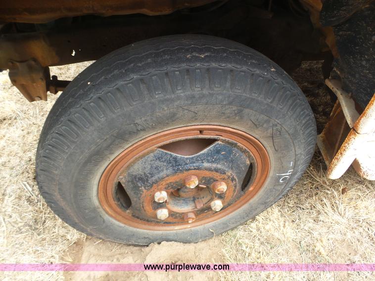 image for item J6218 1975 Ford F600 fuel truck