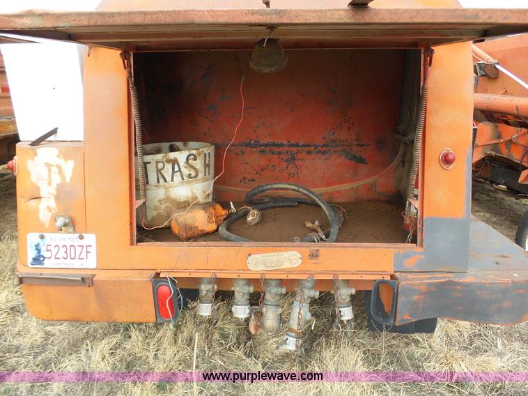 image for item J6218 1975 Ford F600 fuel truck