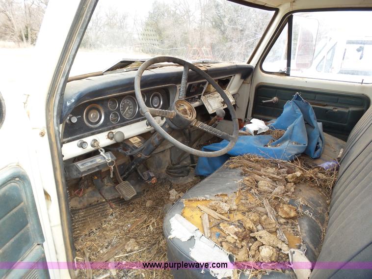 image for item J6218 1975 Ford F600 fuel truck