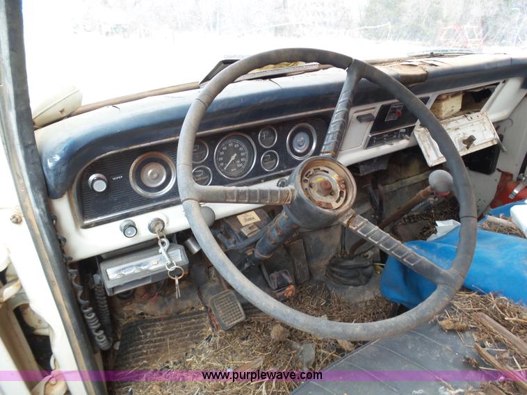 image for item J6218 1975 Ford F600 fuel truck