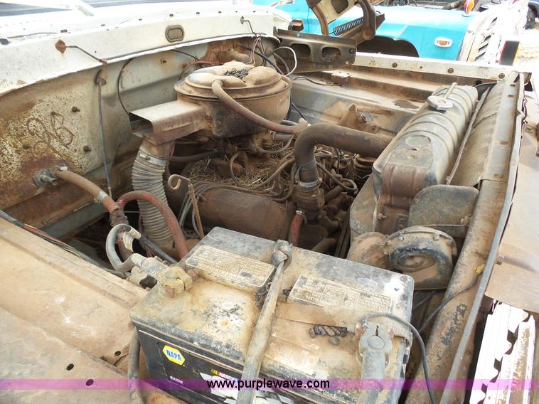 image for item J6218 1975 Ford F600 fuel truck