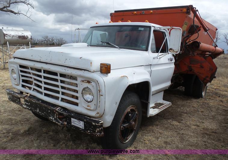 image for item J6219 1973 Ford F756 feed delivery truck