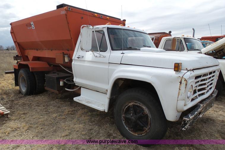 image for item J6219 1973 Ford F756 feed delivery truck
