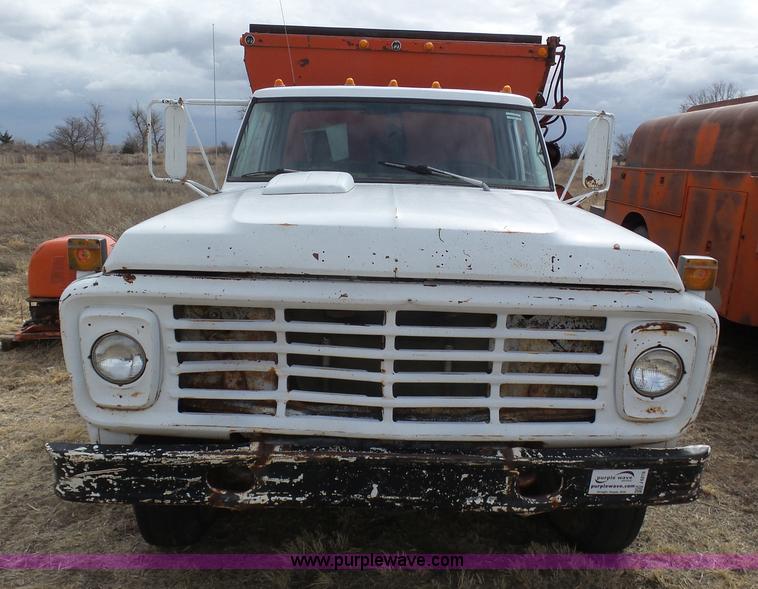 image for item J6219 1973 Ford F756 feed delivery truck