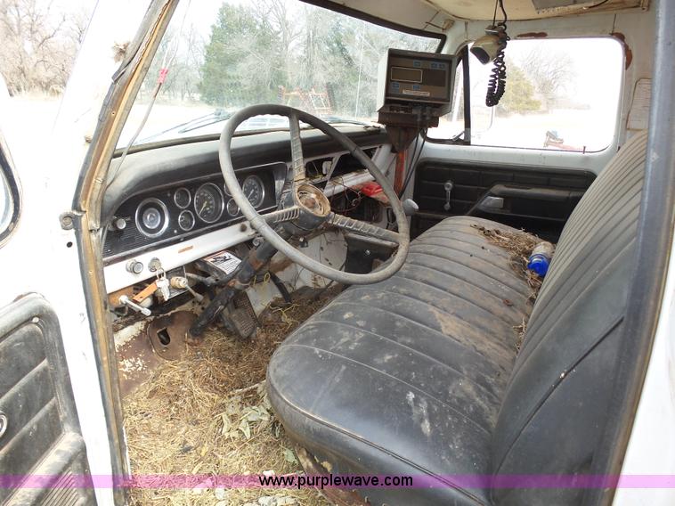 image for item J6219 1973 Ford F756 feed delivery truck
