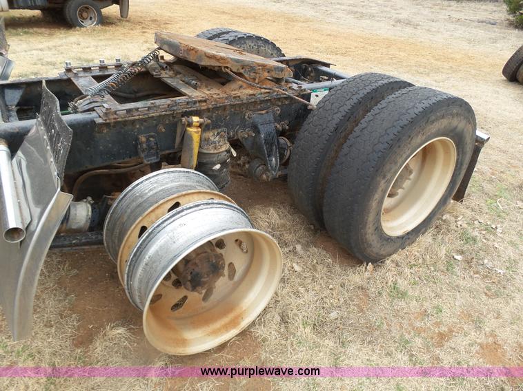 image for item J6228 1997 Freightliner Century Class semi truck