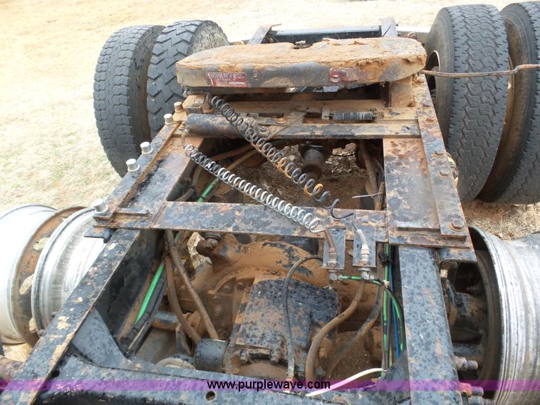 image for item J6228 1997 Freightliner Century Class semi truck