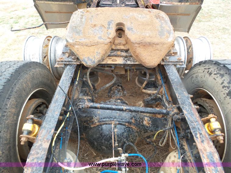 image for item J6228 1997 Freightliner Century Class semi truck