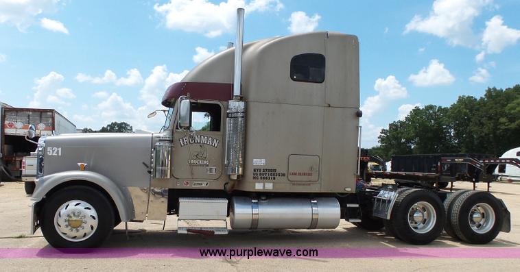 image for item K1183 1999 Freightliner FLD semi truck