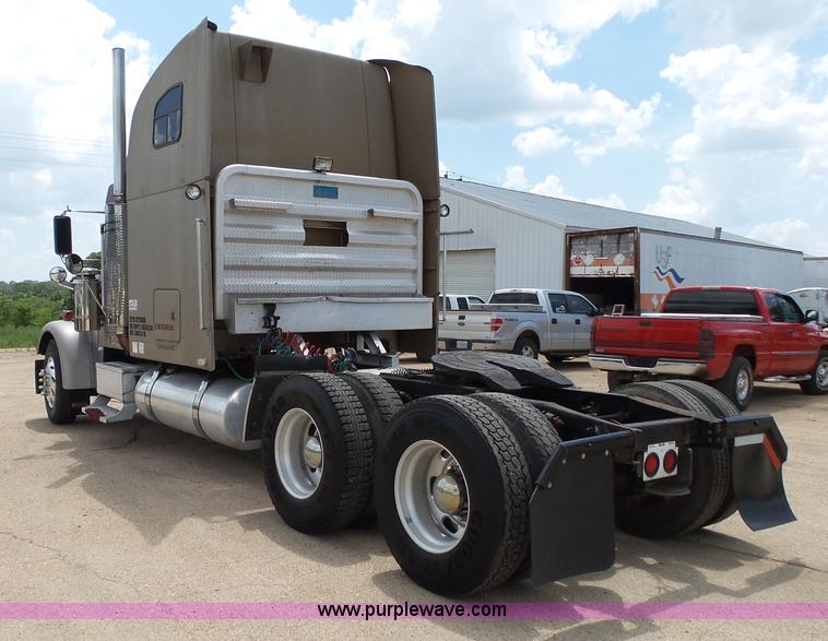 image for item K1183 1999 Freightliner FLD semi truck