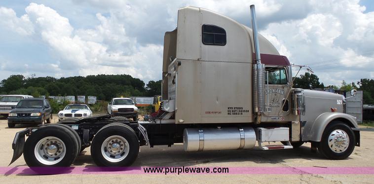 image for item K1183 1999 Freightliner FLD semi truck