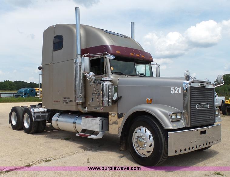 image for item K1183 1999 Freightliner FLD semi truck