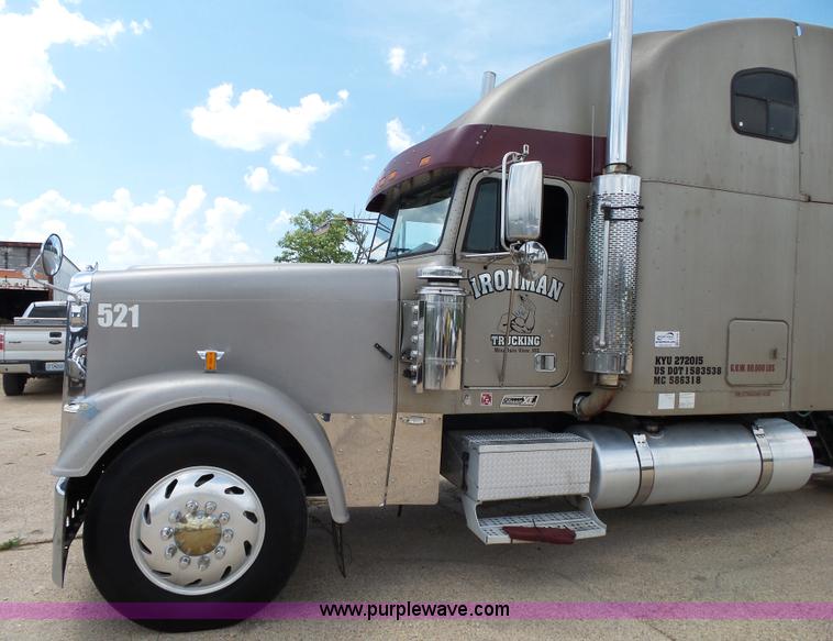 image for item K1183 1999 Freightliner FLD semi truck