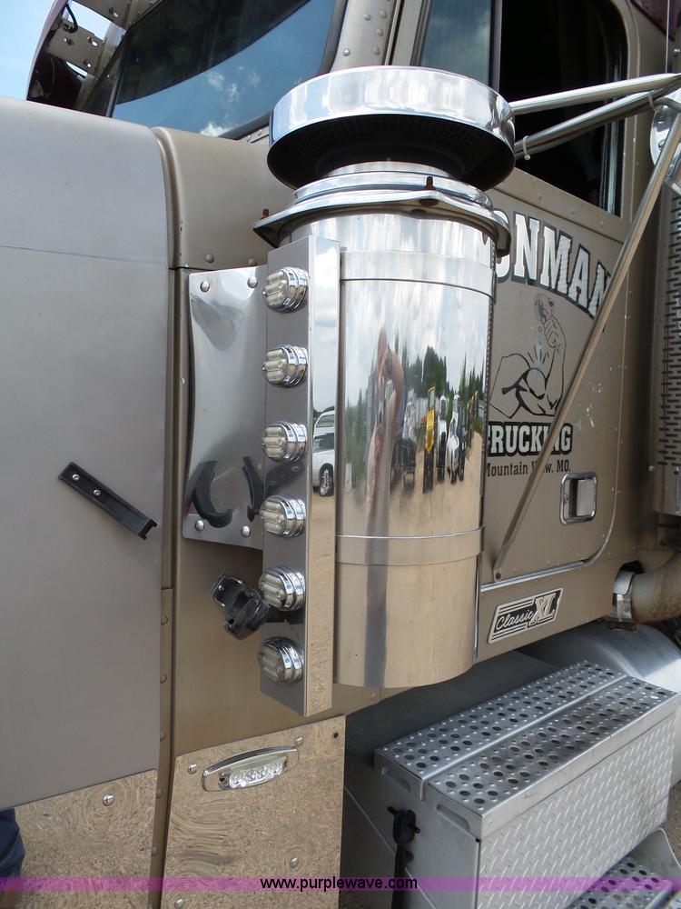 image for item K1183 1999 Freightliner FLD semi truck