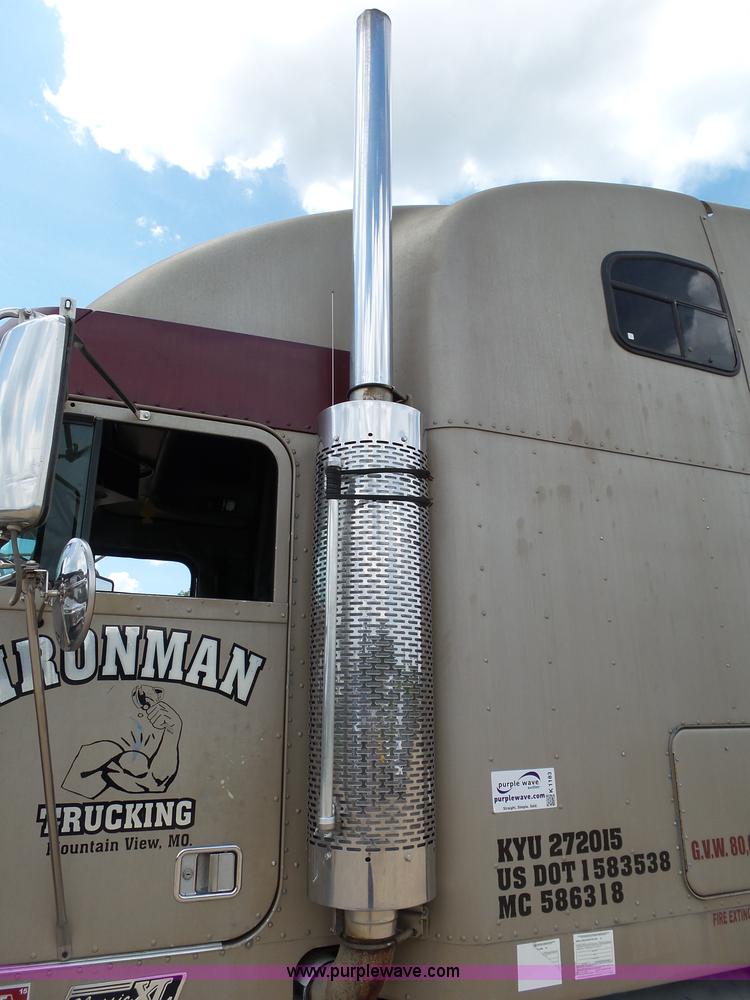 image for item K1183 1999 Freightliner FLD semi truck