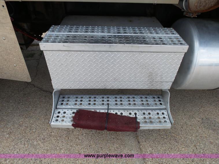 image for item K1183 1999 Freightliner FLD semi truck