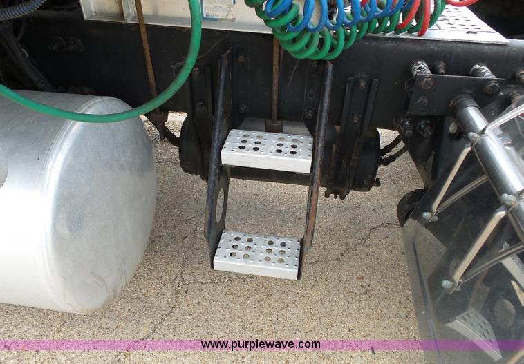 image for item K1183 1999 Freightliner FLD semi truck